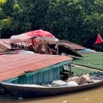 Flooding forces Thai man to live on his roof for weeks