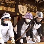 Hundreds join annual year-end clean at Kyoto’s major Buddhist temples