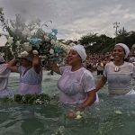 Brazil : Thousands in Rio de Janeiro honour sea goddess Yemanjá on the beach