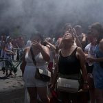 Heatwave: Berlin police use water cannon to cool Bruno Mars fans