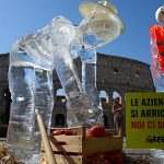 Italy: melting ice statues protest heatwave conditions in Rome