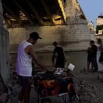 Party in the dry Danube riverbed: many call it a natural disaster
