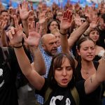 Sánchez begins reflection on early election as protesters call for general strike